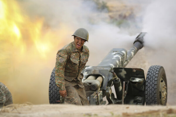 חייל ארמני יורה אש ארטילרית (צילום: mSipan Gyulumyan/Armenian Defense Ministry Press Service/PAN Photo via AP)