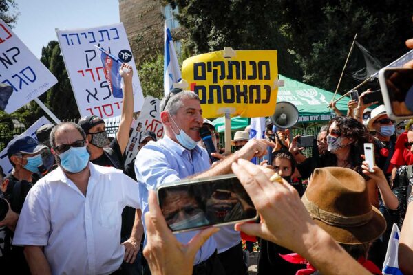 ח"כים ומפגינים מול הכנסת. 29 בספטמבר 2020 (צילום: אליביה פיטוסי / פלאש 90)
