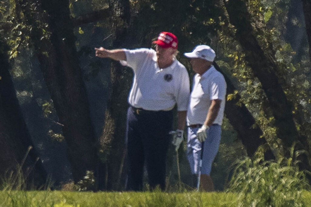 נשיא ארה"ב טראמפ משחק גולף עם הסנאטור לינזי גראהם. 18 ביולי 2020 (AP Photo/Manuel Balce Ceneta)