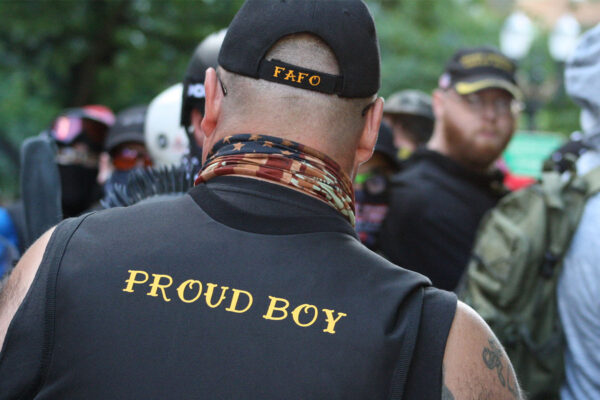 חברי ארגוני "הבנים הגאים" בהפגנת תמיכה במשטרה בפורטלנד (צילום: Robert P. Alvarez / Shutterstock.com)