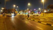 ניידות משטרה אוכפות סגר לילי בכניסה לשכונת סנהדריה בירושלים, 8 בספטמבר 2020 (צילום: דוד טברסקי)