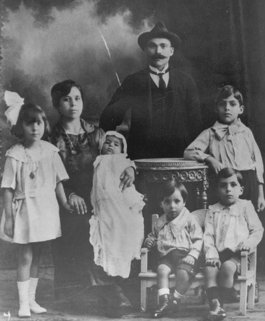 יצחק וסופיה סרוגו וחמשת ילדיהם. בזכרונותיה סיפרה סופיה לילדיה על מסע עם משפחתה ל&quot;אגם טבריא&quot; (אלבום משפחתי)