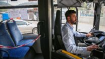 מושבים חסומים באוטובוס (צילום: דוד כהן / פלאש 90)