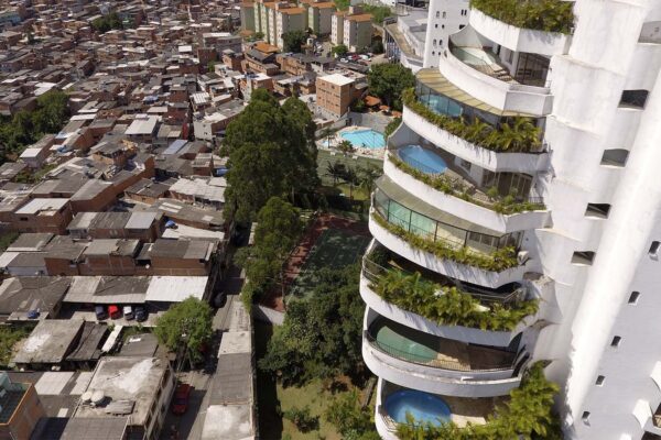 שכונת פאר ופאבלה בסאו פאולו, ברזיל. עם התרכזות העושר אצל מספר הולך ופוחת של אנשים, שאר המשק הופך למדבר שממה (צילום: Shutterstock)