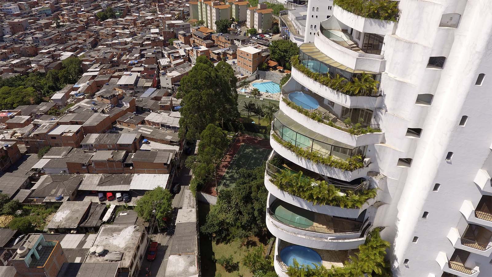 שכונת פאר לצד פאבלה בסאו פאולו, ברזיל (צילום: Shutterstock)