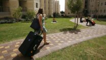 סטודנטית נכנסת לחדר במעונות באוניברסיטה העברית. ארכיון (צילום: מרים אלטשר/פלאש90)
