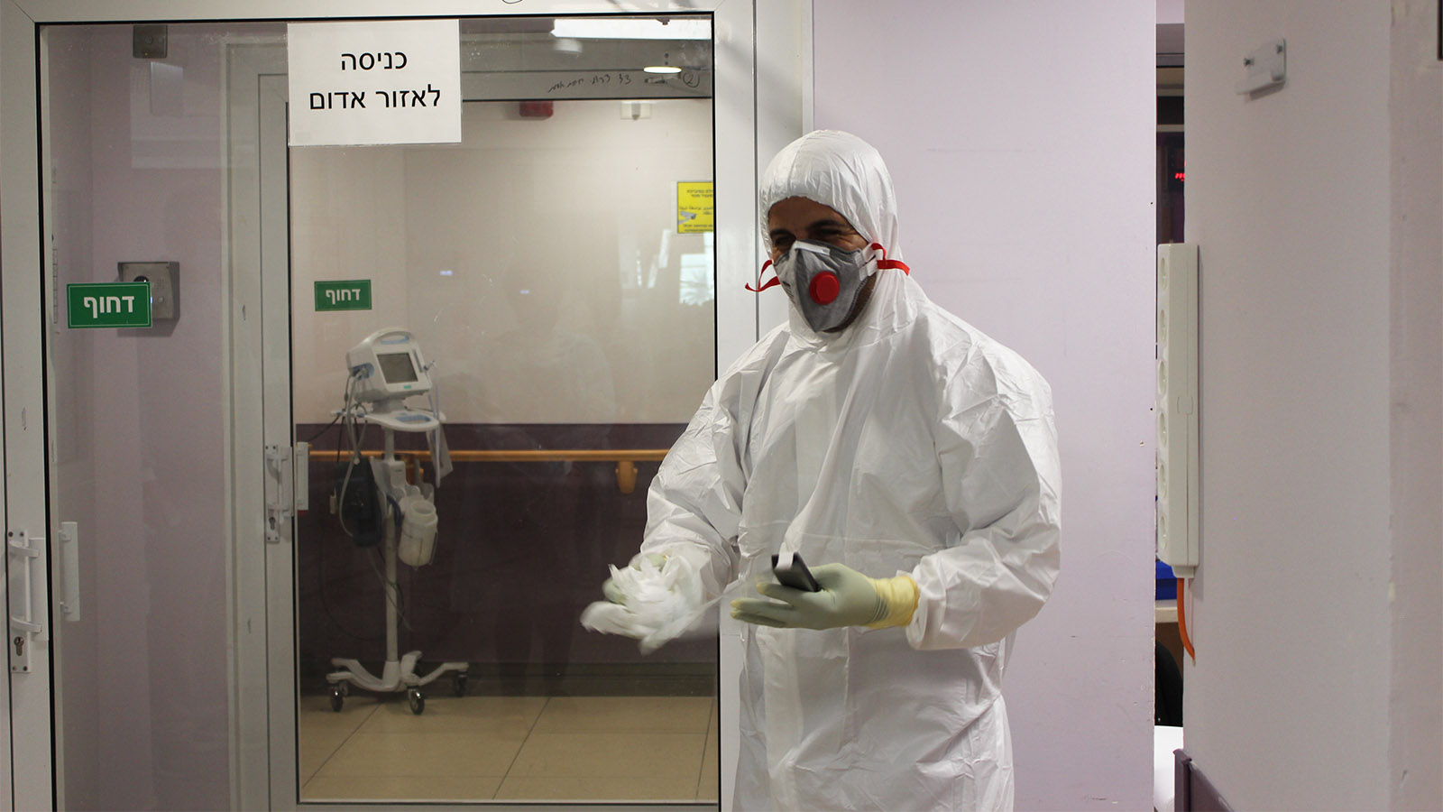 ممرض في قسم الكورونا في المركز الطبي للجليل في نهاريا (تصوير: مور هوفرط)
