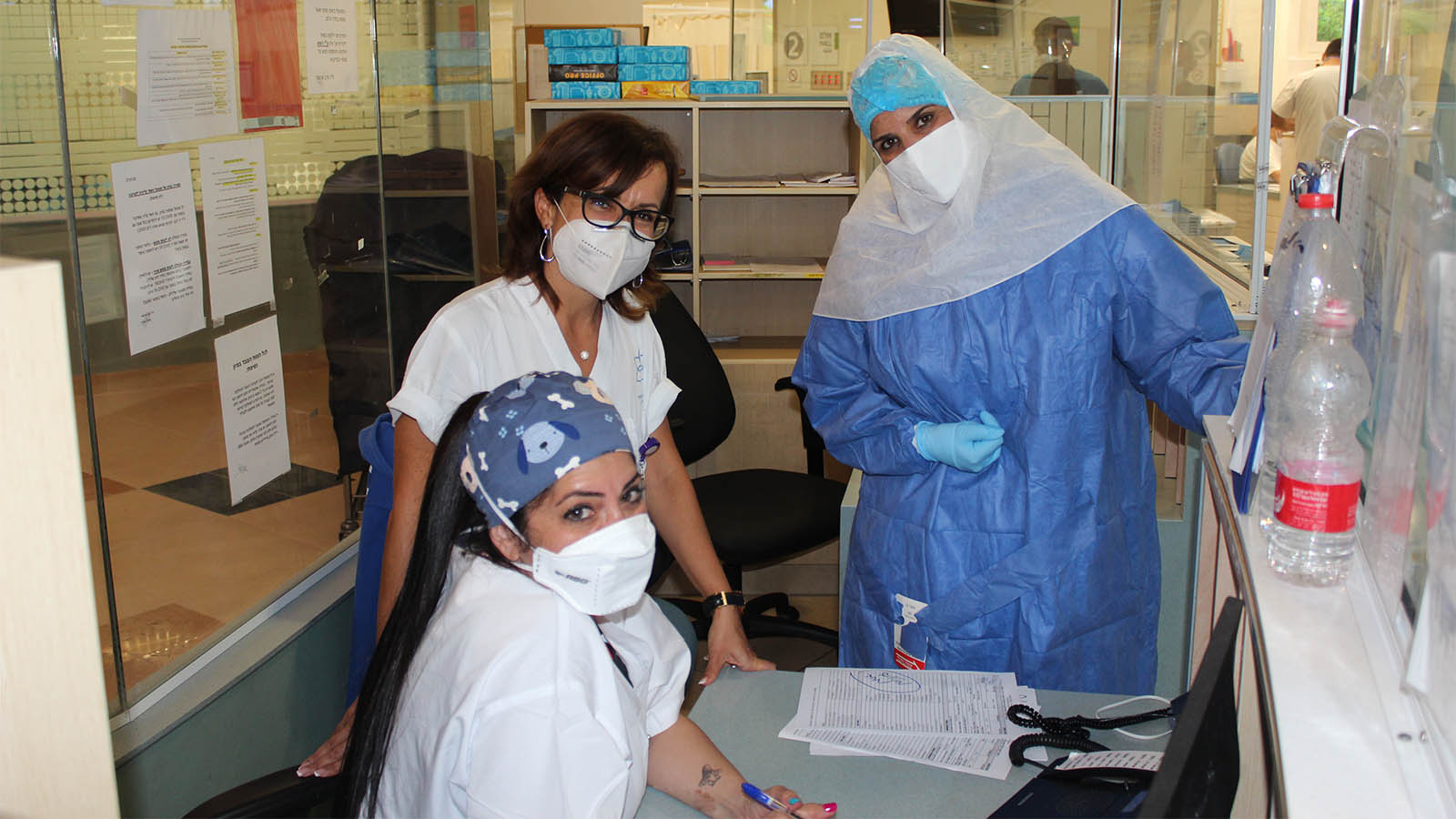 ديانا كليشر (في الأعلى من اليسار)، الممرضة المسؤولة في غرفة طوارئ المركز الطبي للجليل سوية مع طاقم الممرضات في غرفة الطوارئ (تصوير: مور هوفرط)