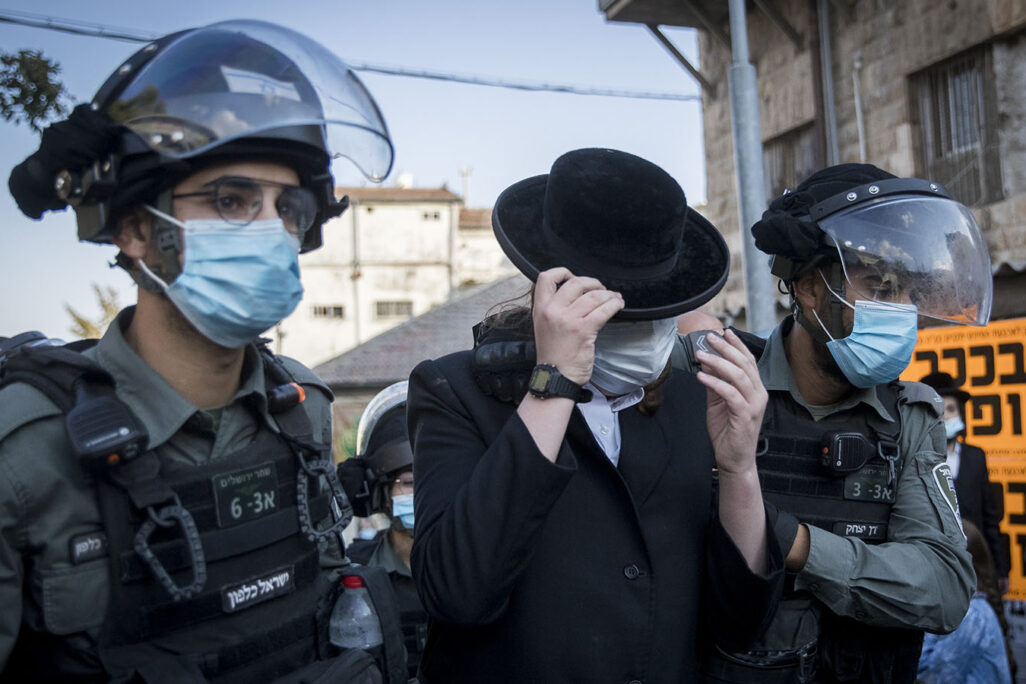 עימותים בין תושבים חרדים בשכונת מאה-שערים שבירושלים לבין כוחות משטרה שבאו למנוע התקהלות. 4 באוקטובר 2020. (צילום: יונתן זינדל/פלאש90)