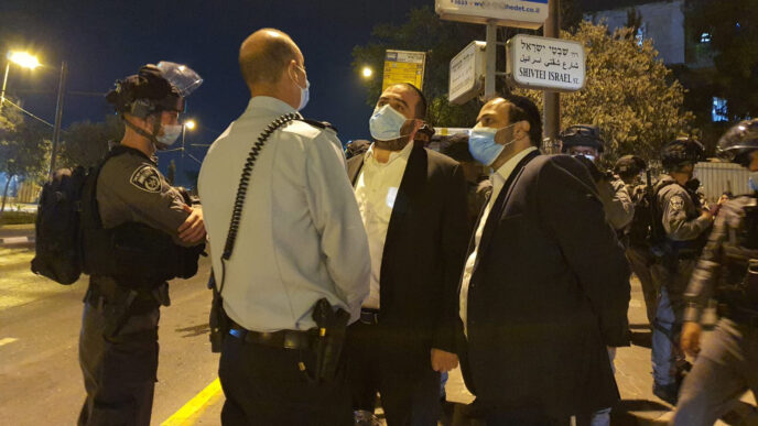 הח&quot;כים ינון אזולאי ומשה ארבל משס הגיעו לזירת ההפגנות בשבטי ישראל. (צילום: יוסי ברגמן)