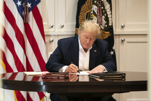 נשיא ארצות הברית, דונלד טרמפ עובד בחדר בית החולים בו אושפז בעקבות מחלת הקורונה. (צילום: Joyce N. Boghosian/The White House via AP).