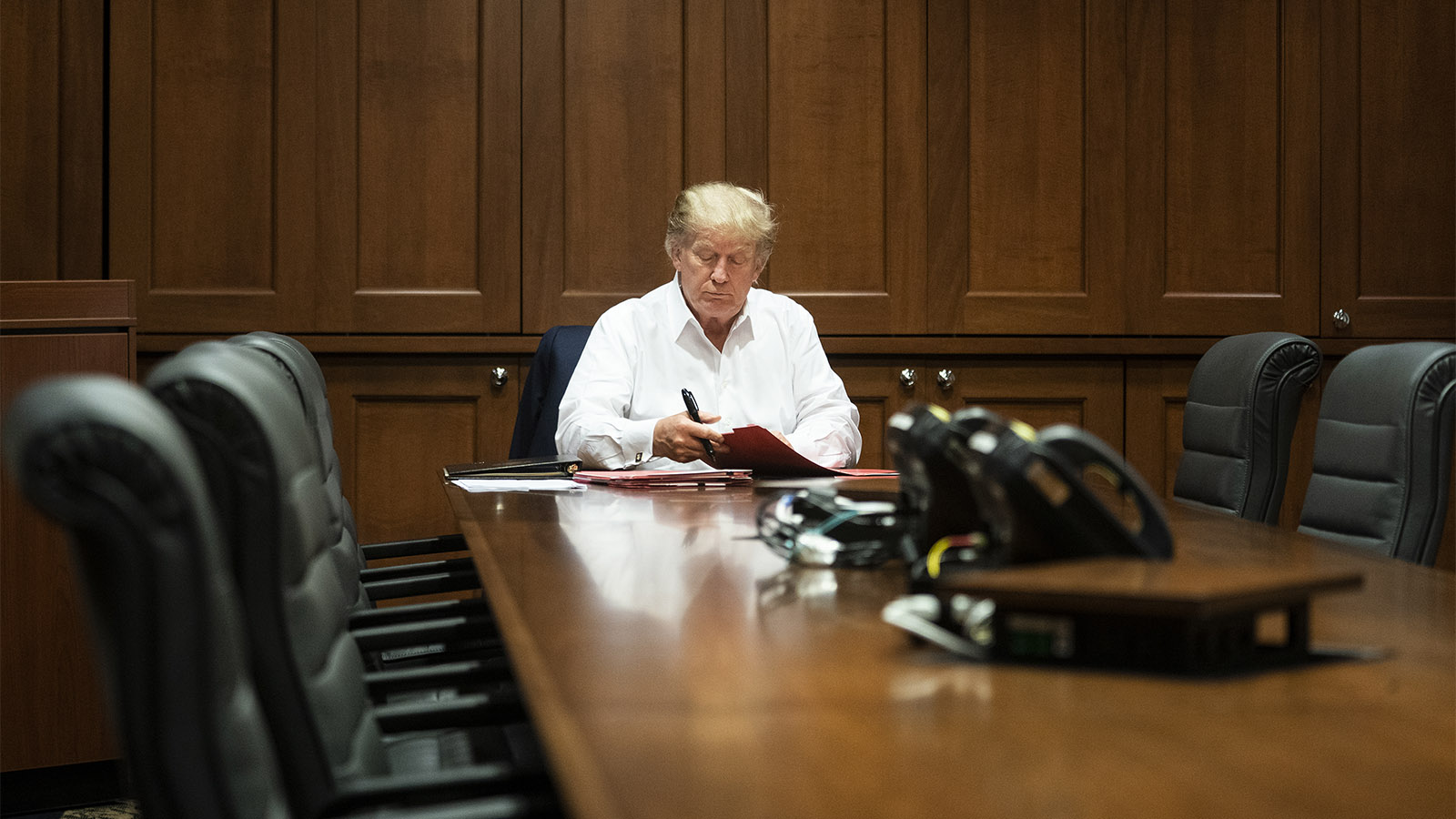 הנשיא דונאלד טראמפ עובד מבית החולים וולטר ריד בו הוא מאושפז. (צילום: Joyce N. Boghosian/The White House via AP)