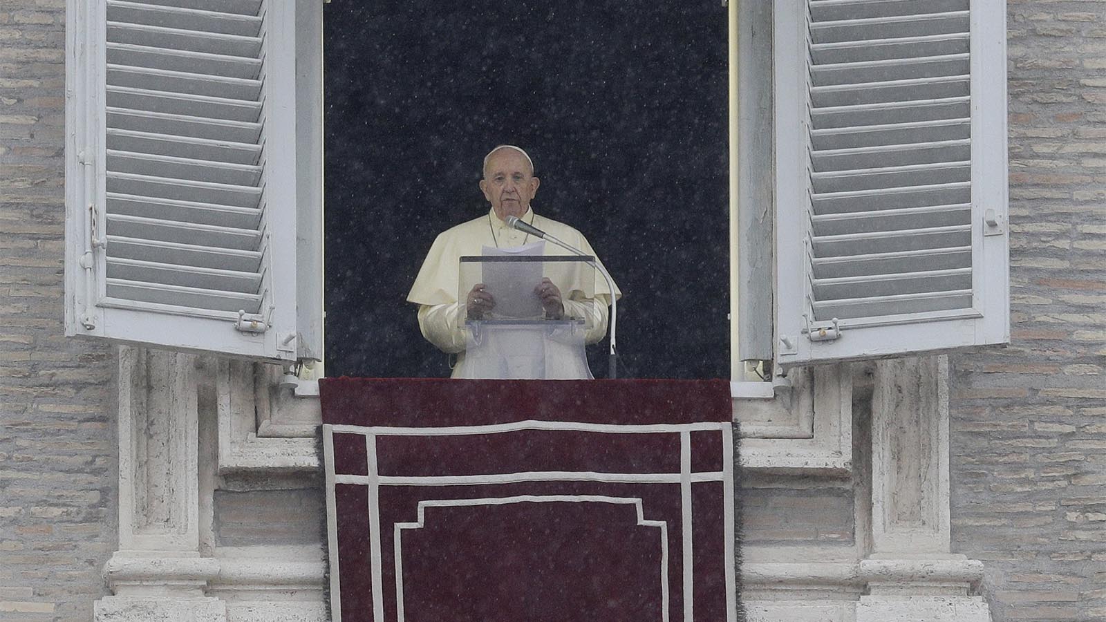 האפיפיור פרנציסקוס נושא תפילה מהמרפסת שלו בוותיקן. 27 בספטמבר 2020 (צילום: AP Photo/Gregorio Borgia)