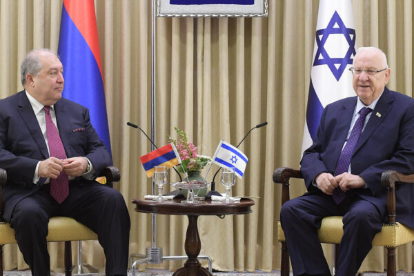 הפעם הם שוחחו בטלפון. נשיא המדינה, ראובן ריבלין, בפגישה שקיים בעבר עם נשיא ארמניה, ארמן סרקיזיאן (צילום ארכיון: דוברות בית הנשיא)