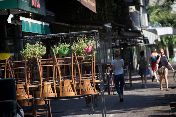 בתי קפה סגורים בתל אביב (צילום: מרים אלסטר/פלאש90)