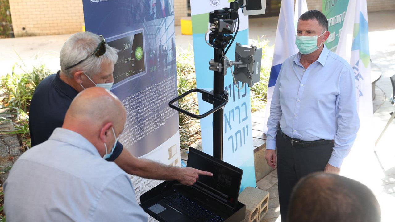 שר הבריאות יולי אדלשטיין בהצגת טכנולוגיות לבדיקות קורונה מהירות בבית החולים שיבא תל השומר (צילום: צילום: עודד קרני, לע"מ)