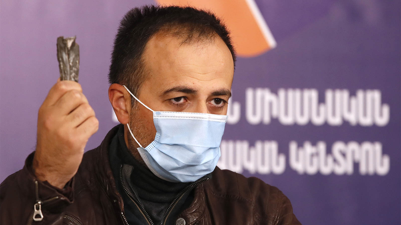 שר הבריאות הארמני מחזיק את המרכיב של המצרר שנורתה על נגורו-קראבך. 6 באוקטובר (AP Photo/Dmitri Lovetsky)