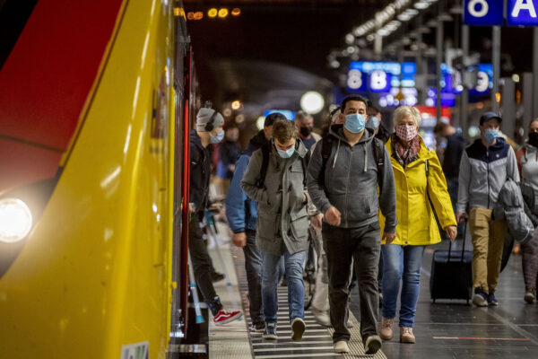 תחנת רכבת בפרנקפורט השבוע (AP Photo/Michael Probst)
