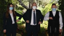 הנשיא ראובן ריבלין (במרכז) יהודה משי זהב יו"ר זק"א והשרה לשיוויון חברתי וגימלאים מירב כהן, בפגישה על מיזם 'לא משאירים אותם לבד' של זק"א.
(צילום: צילום: חיים צח לע"ם. באדיבות דוברות בית הנשיא)