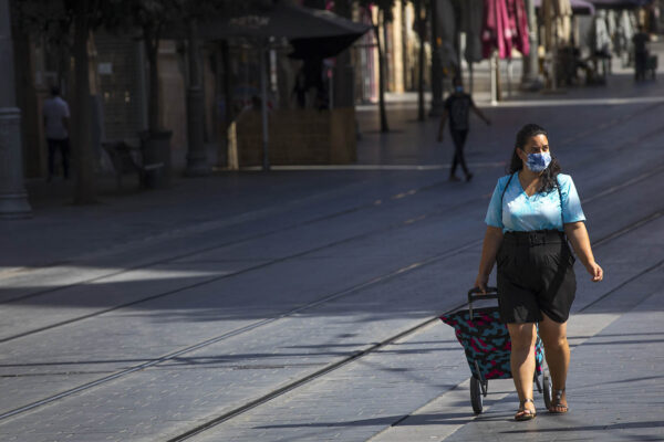אישה הולכת ברחוב במרכז ירושלים. 7 באוקטובר (צילום: נתי שוחט/פלאש90)
