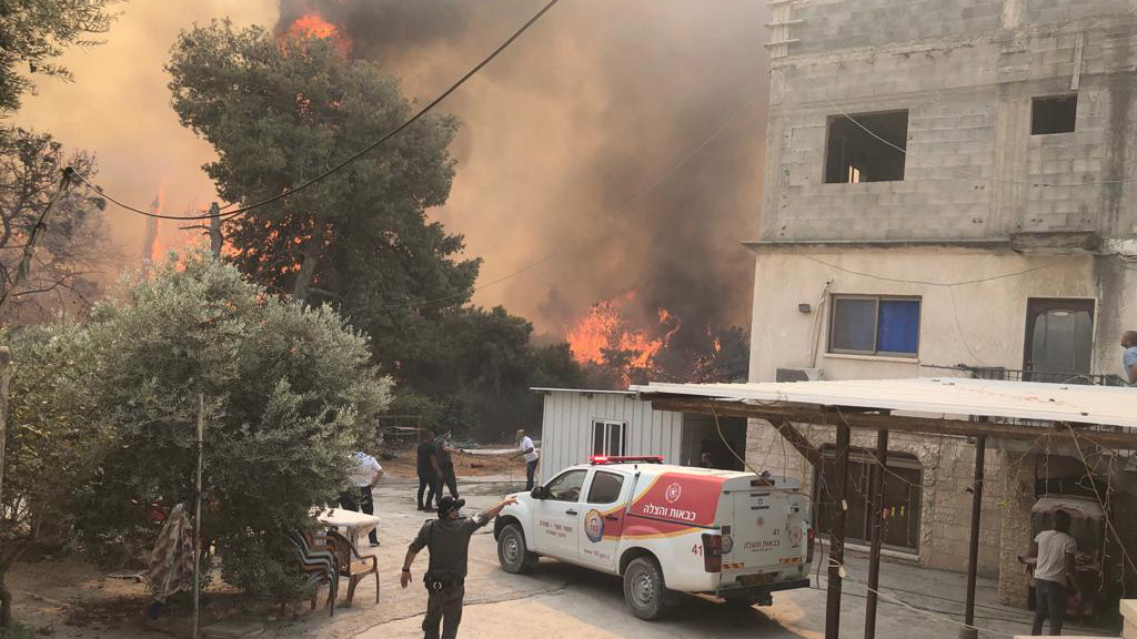 התפשטות שריפת חורש טבעי באיזור וואדי ערה. (צילום: דוברות משטרת ישראל) התפשטות שריפת חורש טבעי באיזור וואדי ערה. (צילום: דוברות משטרת ישראל)