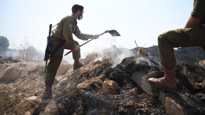 כוחות צה"ל מסייעים לכיבוי השריפה בכפר האורנים שליד מודיעין. (צילום: מועצה אזורית בנימין)