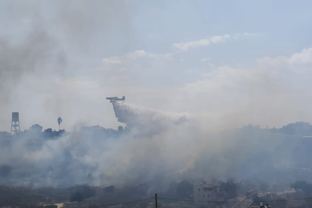 מטוס כיבוי פועל בוואדי ערה (צילום: משטרת ישראל) מטוס כיבוי פועל בוואדי ערה (צילום: משטרת ישראל)