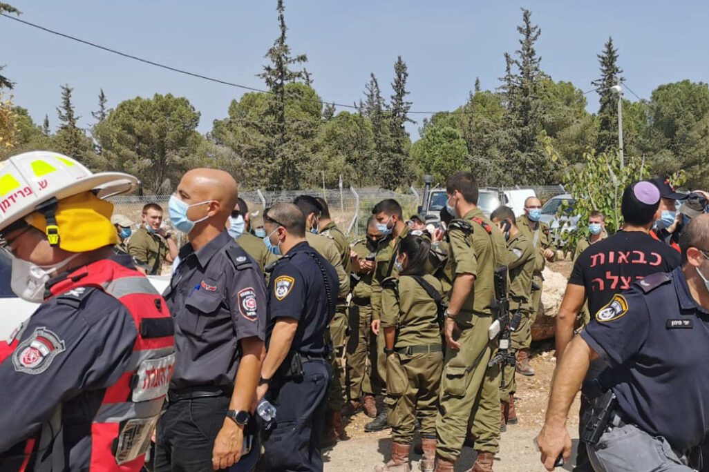 שריפת ענק בשטחי היישוב כפר האורנים (צילום: מועצה אזורית בנימין) שריפת ענק בשטחי היישוב כפר האורנים (צילום: מועצה אזורית בנימין)