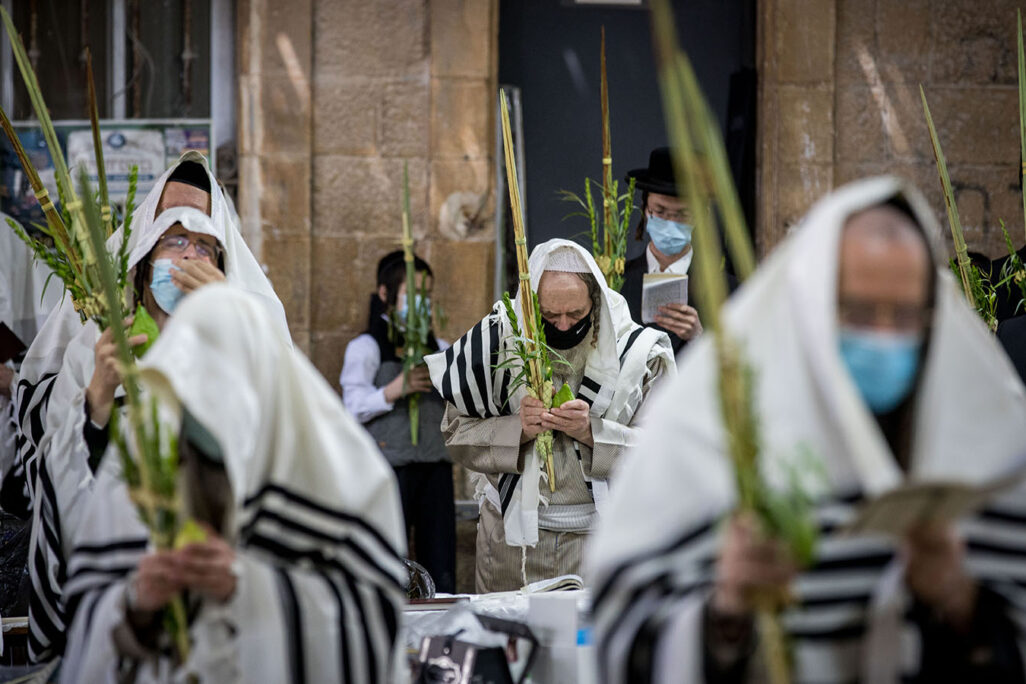 אנשים מתפללים בזמן חג סוכות. (צילום: יונתן סינדל/פלאש 90) אנשים מתפללים בזמן חג סוכות. (צילום: יונתן סינדל/פלאש 90)