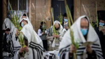 אנשים מתפללים בזמן חג סוכות. (צילום: יונתן סינדל/פלאש 90)