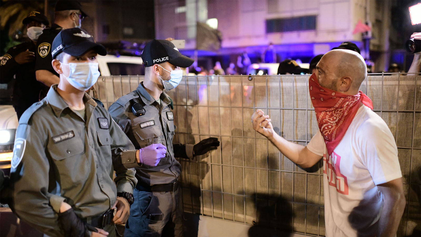 עימותים בין מפגינים לשוטרים בהפגנות מחאה נגד ראש הממשלה בנימין נתניהו, כיכר הבימה בתל אביב, 10 באוקטובר 2020 (צילום: תומר נויברג, פלאש 90)