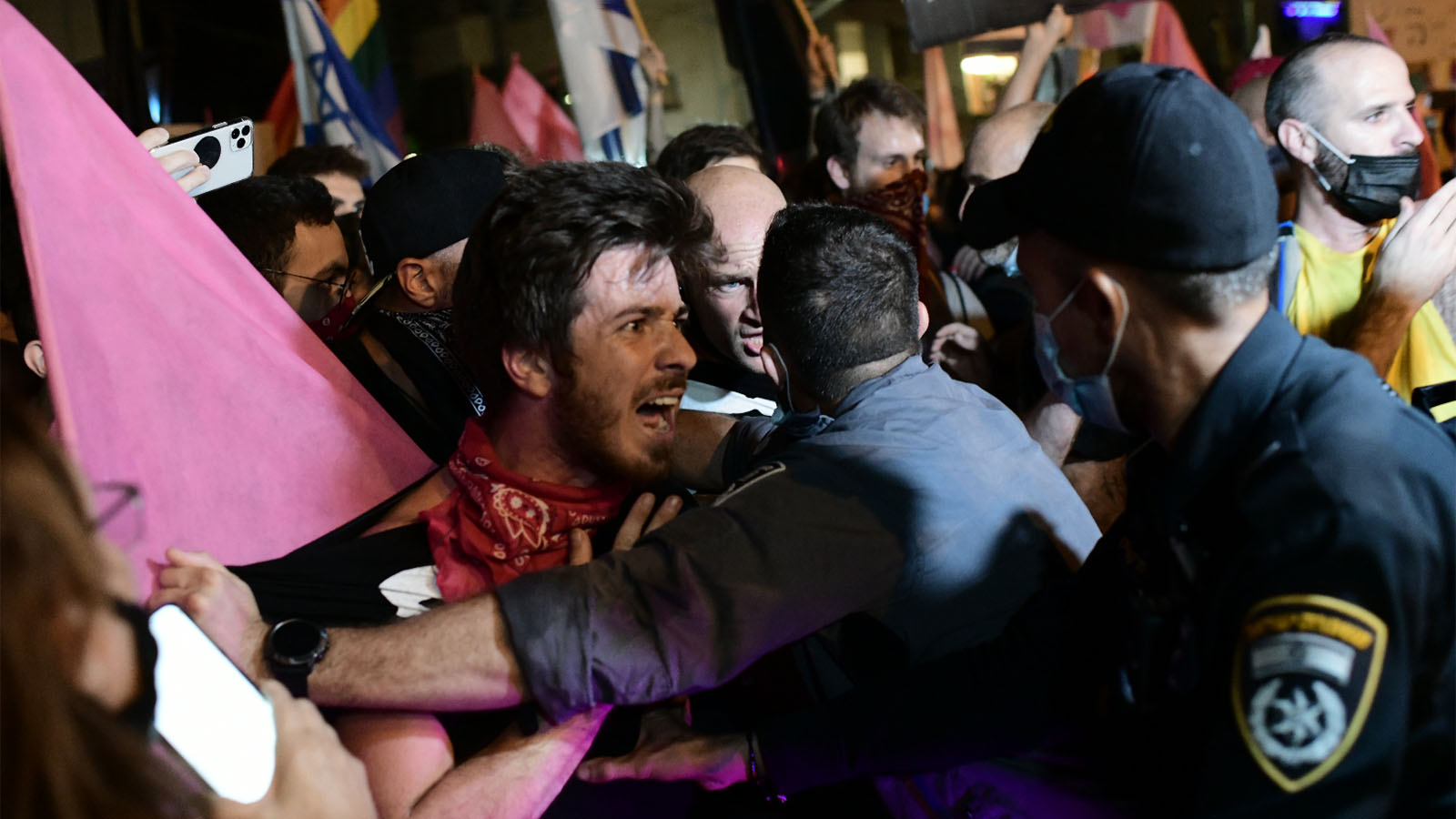 עימותים בין מפגינים לשוטרים בהפגנות מחאה נגד ראש הממשלה בנימין נתניהו, כיכר הבימה בתל אביב, 10 באוקטובר 2020 (צילום: תומר נויברג, פלאש 90)