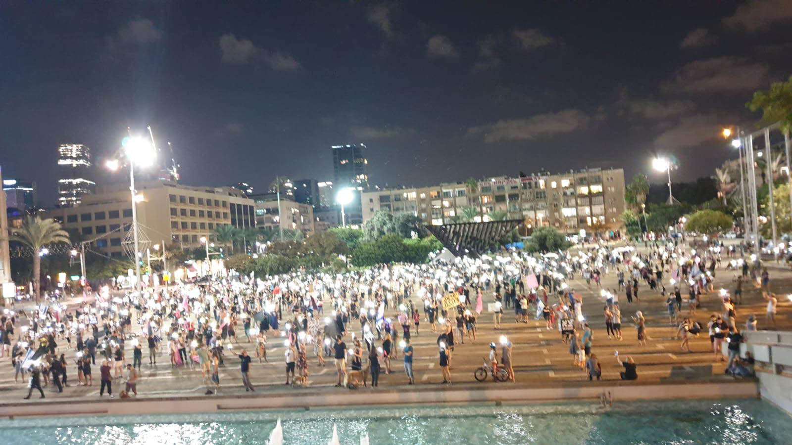 ההפגנה בכיכר רבין (צילום: הדגלים השחורים)
