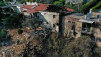 בתים בנוף הגליל שנפגעו בשריפה (צילום: מנחם לדרמן / פלאש 90)