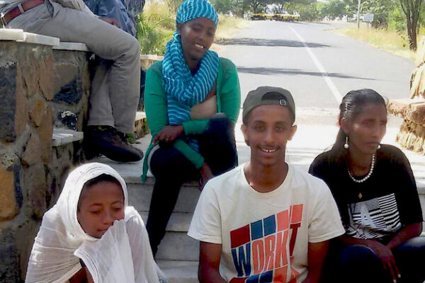 סורפל עלמו (במרכז), אחותו אמלוורק (למטה משמאל), אחותו ימסרץ (מימין). צולם ב-2013 בשדה התעופה באזזו, בביקור הראשון של עלמו באתיופיה מאז שעלה לארץ (צילום: אלבום פרטי)