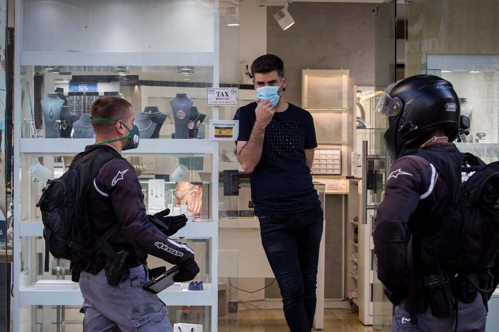 שוטרים בפתח חנות אוכפים את הנחיות הסגר (צילום: נתי שוחט/פלאש90)