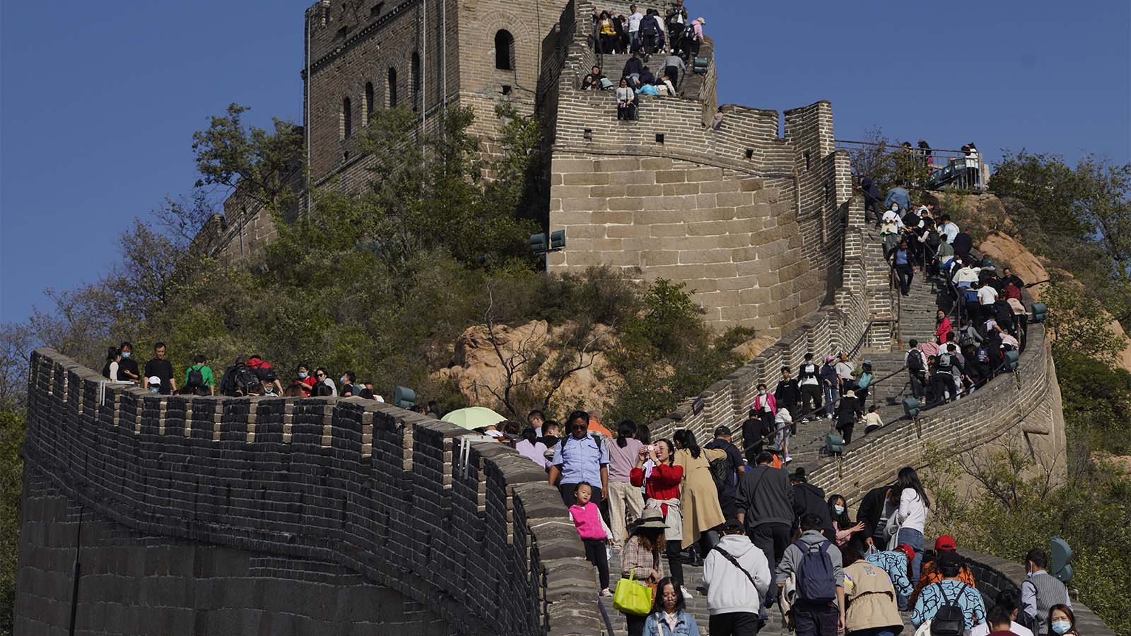 תיירים מטיילים בחומה הגדולה סמוך לבייג'ינג במהלך חג בסין. 6 באוקטובר. (AP Photo/Ng Han Guan)