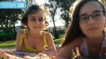 ימית רייזמן (מימין) וענת איילון, בנות 24. דירת שותפות בסגר. (צילום: אלבום פרטי)
