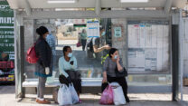 ממתינות לאוטובוס.  (צילום: נתי שוחט/ פלאש 90)