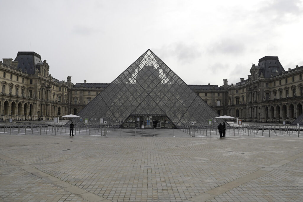 מוזיאון הלובר בפריז בזמן מגפת הקורונה, ה-14 באוקטובר. (צילום: AP Photo/Lewis Joly)
