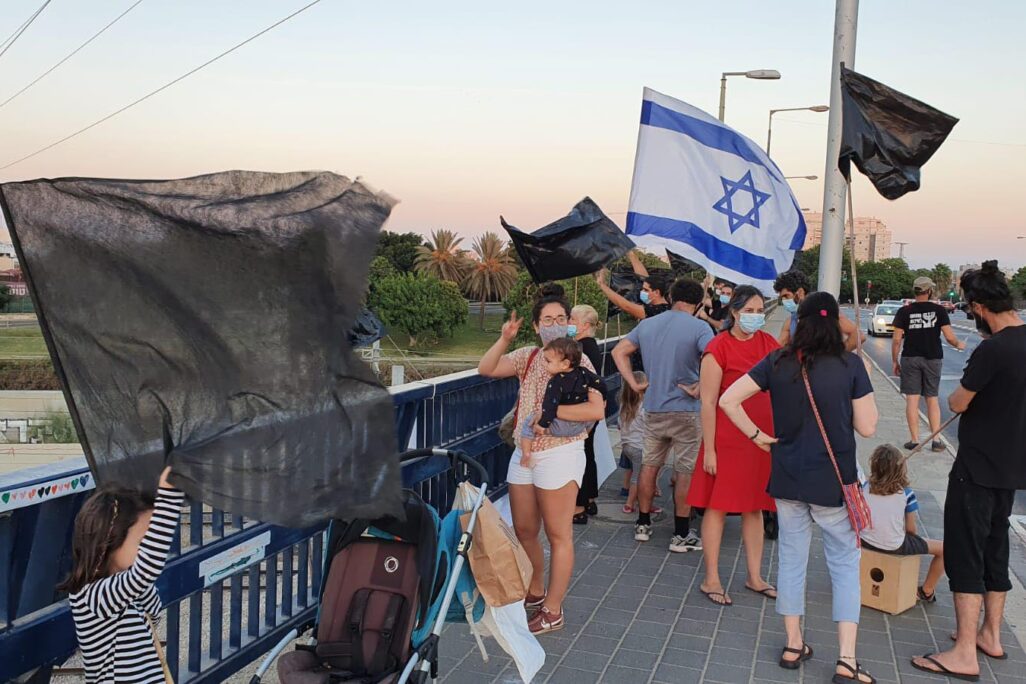 הפגנת הדגלים השחורים בקיבוץ גלויות, תל אביב. &quot;ל אחד יכול היה לנעוץ הפגנה על המפה&quot; (צילום: טל איילון)