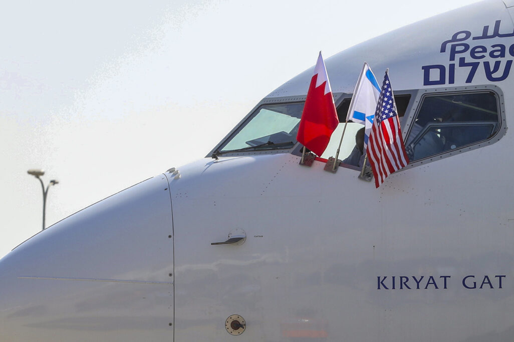מטוס אל עלהמשלחת הישראלית ממריאה לבחריין כדי לחתם על כינון היחסים הדיפלומטים בין המדינות. (צילום: Marc Israel Sellem/POOL)
