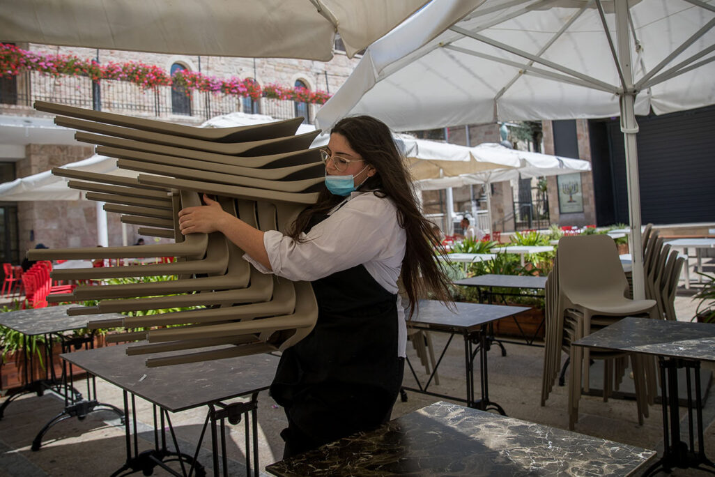 מלצרית במסעדה בירושלים. למצולמת אין קשר לכתבה (צילום: יונתן זינדל/פלאש 90)