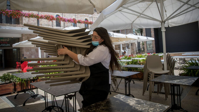 A waitress in a restaurant in Jerusalem (photo: Yonatan Zindel/Flash90)