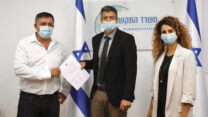 מימין: לירן אבישר בן חורין, מנכ"לית משרד התקשורת; יועז הנדל, שר התקשורת ואבי גבאי, מנכ"ל סלקום (צילום: דוברות משרד התקשורת)