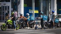 שליחי וולט. ״האפליקציה מעודדת נהיגה במהירות״ (צילום: אוליביה פיטוסי/פלאש 90)