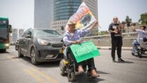 הפגנת הנכים בצומת עזריאלי, תל אביב, מאי 2020 (צילום: מרים אלסטר/פלאש90)