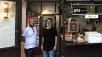 ערן (מימין) וששי אביטל בחומוס האחים (צילום: עמר כהן).
