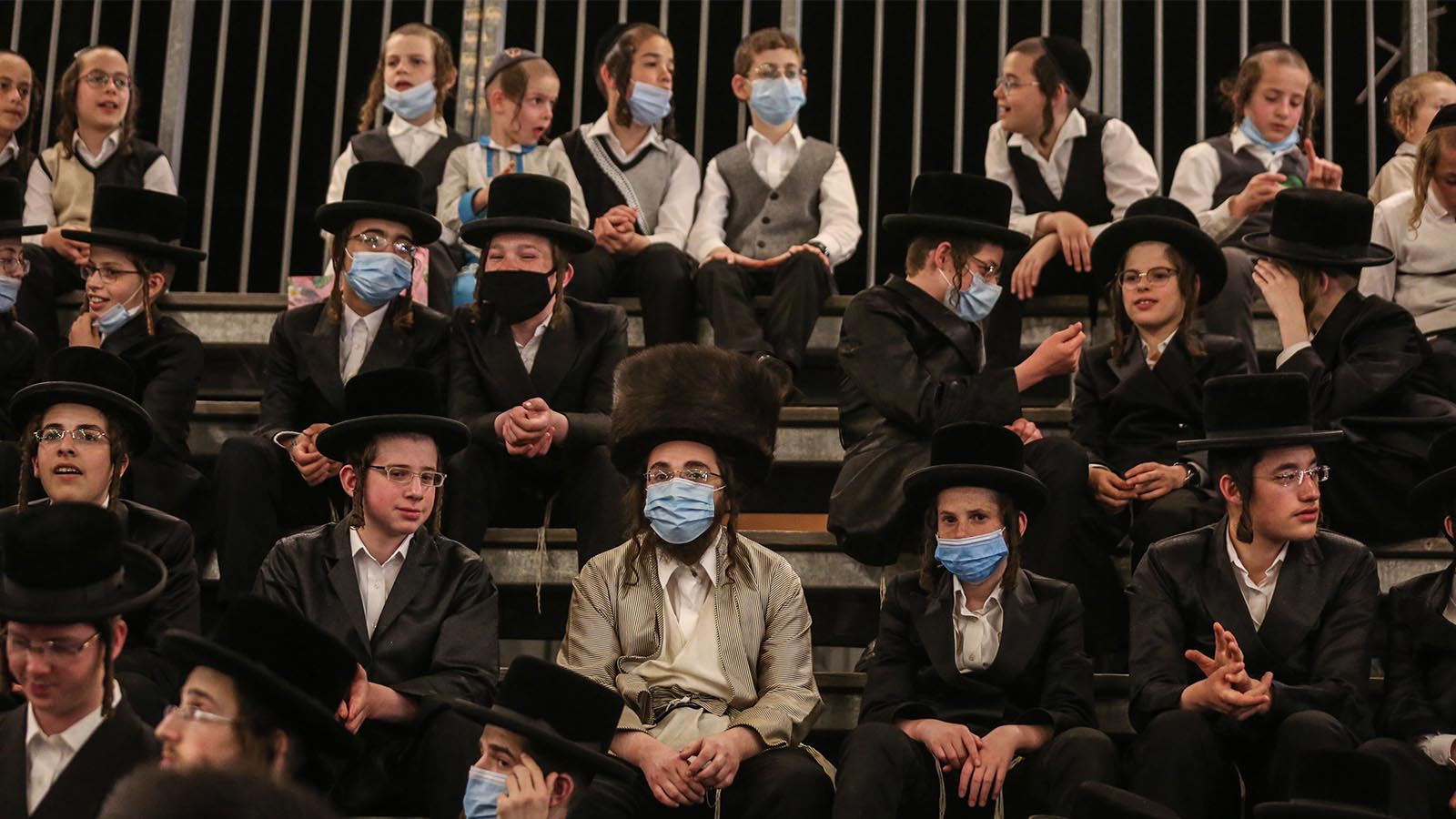 הרבי מללוב עם יסידיו בקבר הרשב"י, יוני 2020 (Photo by David Cohen/Flash90)