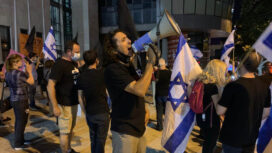 סדי בן שטרית בהפגנה במדע-טק בחולון (צילום: הדגלים השחורים)